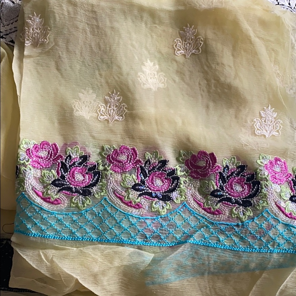 Yellow Floral Net - Picture 5 of 5